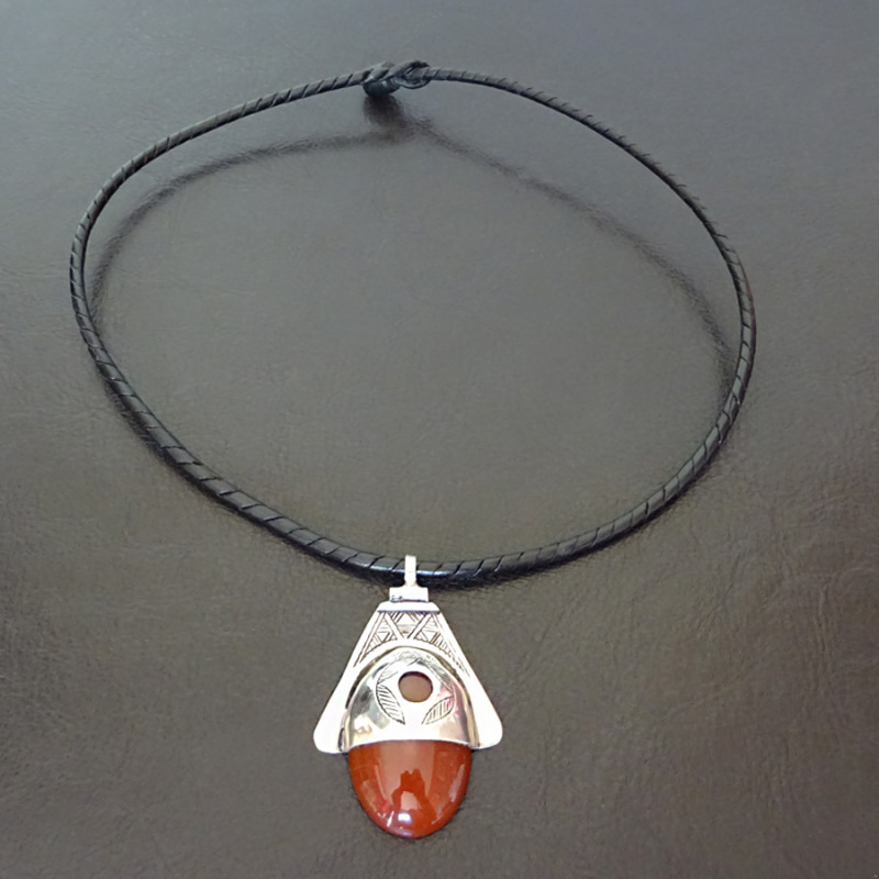 Bijou berbère en argent massif et pierre Agate rouge